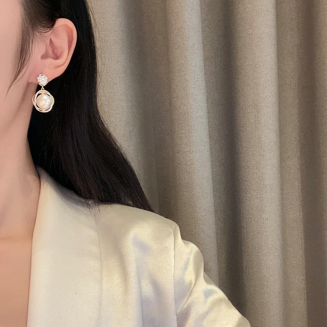 Copper-alloy imitation pearl earrings, micro-inlaid crystal jewelry, luxury drop earrings, gold-toned elegant earrings, hypoallergenic women's earrings, light luxury accessory, versatile pearl earrings, formal event jewelry, everyday elegant wear, affordable luxury earrings, nickel-free fashion jewelry, tarnish-resistant design, gift box included, sophisticated style earrings, modern classic accessory, timeless pearl design, secure clasp earrings, lightweight comfort, women's fashion gift, chic jewelry collection.
