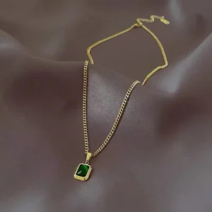 Retro green square necklace, titanium steel lock chain, adjustable 40+5cm collarbone jewelry, fade-proof women's accessory, JIN BAI ZHENG brand, hypoallergenic vintage necklace, minimalist daily wear, sustainable materials, affordable luxury, artisan crafted, positive energy accessory, modern feminine style, special occasion gift, holistic wellness jewelry, cultural inspired design, elegant packaging.
