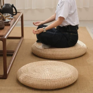 Natural woven straw concentric design with carry handle