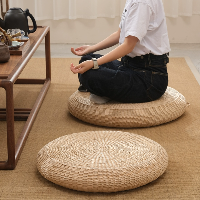 Natural woven straw concentric design with carry handle