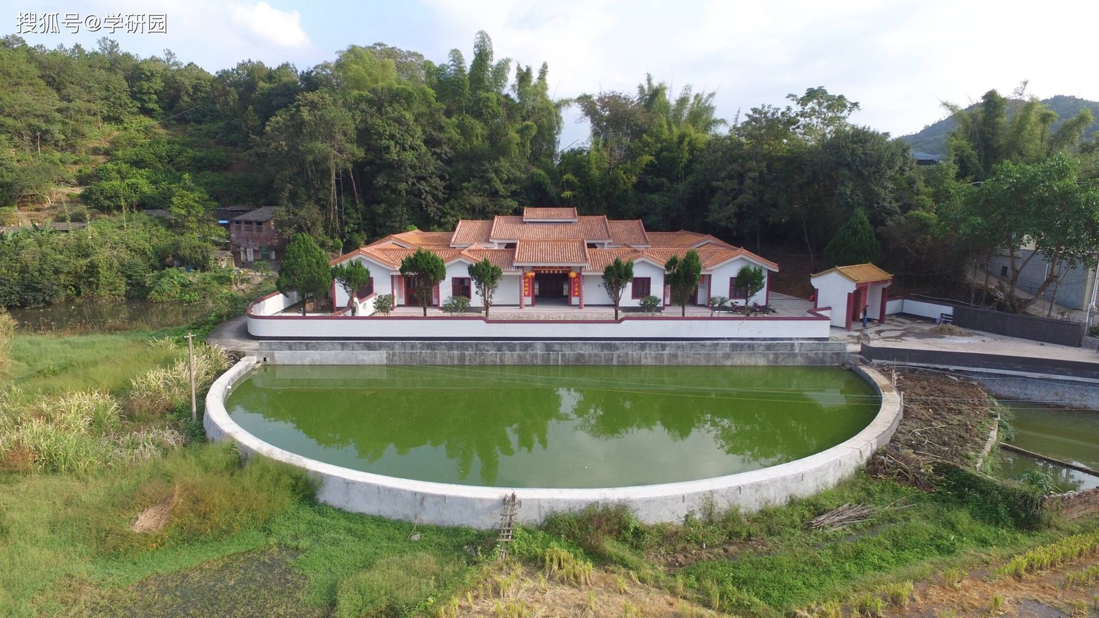 Moon-shaped pond for ancestral blessings in Fen Shui