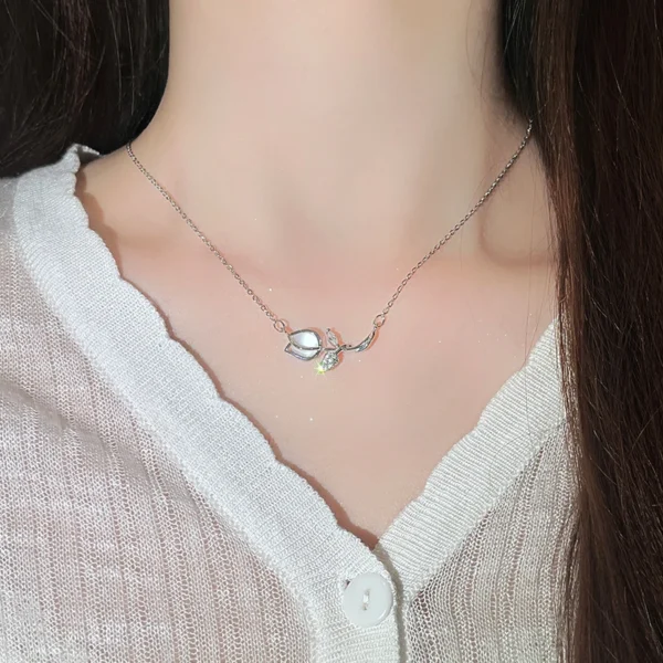 Titanium steel tulip necklace, women's floral collarbone chain, light luxury jewelry, sparkling accent pendant, hypoallergenic necklace, adjustable chain necklace, 2.5cm floral pendant, elegant gift for her, versatile daily necklace, nature-inspired jewelry, affordable luxury accessory, minimalist floral design, sustainable materials, bohemian chic style, holistic wellness accessory, cultural inspired design, artisan crafted, positive energy jewelry, unique niche jewelry, modern femininity.