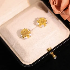 Copper-alloy dusk earrings, light luxury fashion earrings, versatile pearl-adorned jewelry, high-end floral earrings, hypoallergenic golden earrings, minimalist elegant accessories, daily wear earrings, formal event jewelry, gift for her, affordable luxury earrings, artistic floral design, secure clutch earrings, tarnish-resistant jewelry, modern classic earrings, sunset-inspired accessories, sophisticated pearl details, lightweight comfortable earrings, trendy yet timeless design, wardrobe staple earrings.
