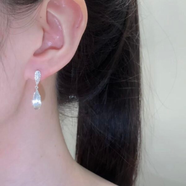 Waterdrop teardrop earrings, copper alloy lightweight earrings, light luxury fashion earrings, versatile minimalist earrings, hypoallergenic sparkling earrings, elegant dangle earrings, everyday luxury accessories, nickel-free earrings, tarnish-resistant jewelry, gift for her, affordable luxury earrings, sophisticated teardrop design, casual to formal earrings, secure clutch earrings, modern minimalist jewelry, refined glamour earrings, wardrobe staple earrings, subtle sparkle earrings, artistic detail earrings, timeless elegance earrings.